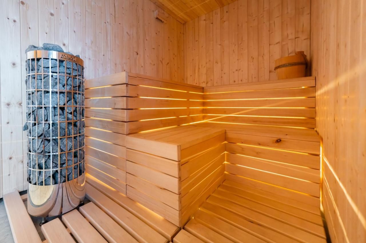 Sauna z drewnianymi ławami i podświetleniem